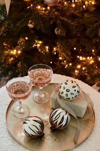 dienblad met kerstcadeaus