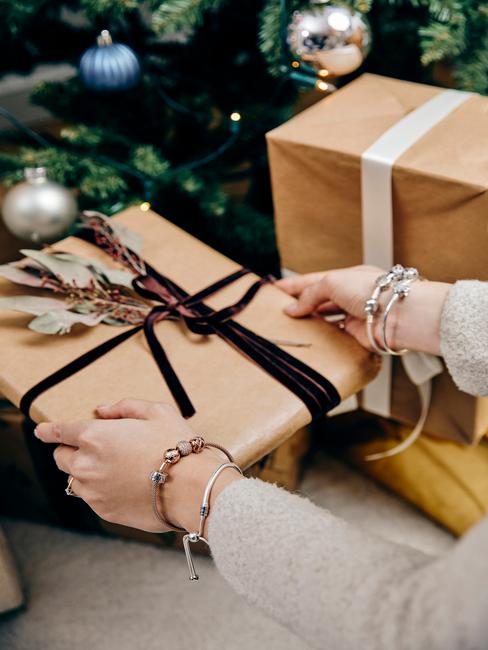 Cadeautjes verpakt in bruin papier met een rood lint