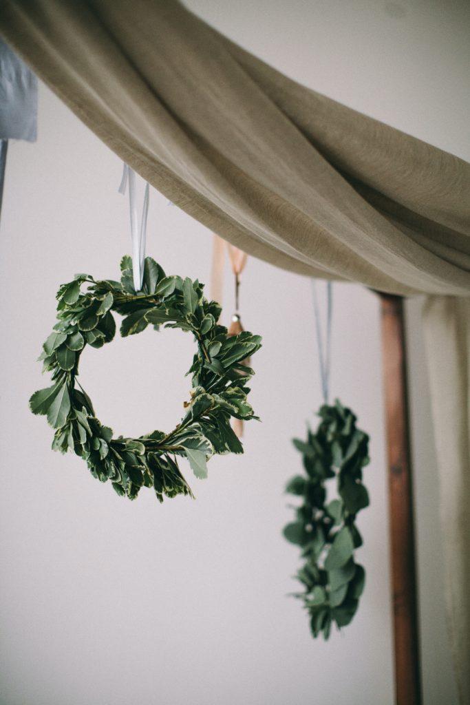 Bloemenkrans met gouden ring als DIY decoratie