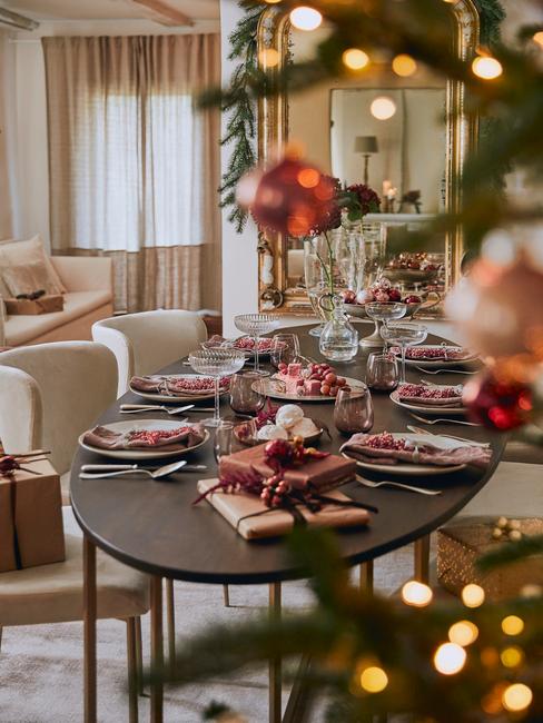 Internationaal kerstdiner Westwing header Internationaal kerstdiner header woonkamer met eettafel in klassieke groen rode stijl