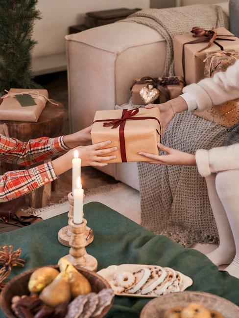kerstbingo kerstbingo: moeder geeft haar zoon een cadeau aan een houten tafel met groene tafelloper