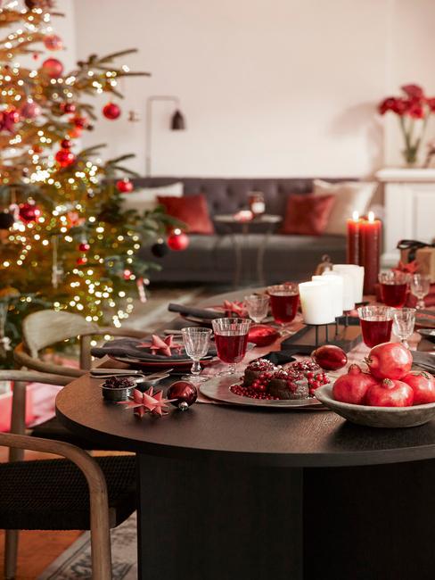 Kersttraktaties op een marmeren tafel