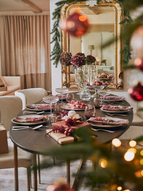 Adventskalender: gedekte kersttafel met decoraties