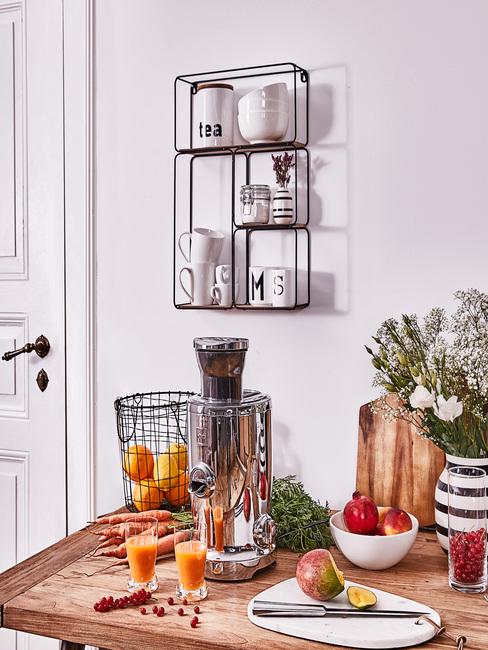 Een houten tafel met sapcentrifuge