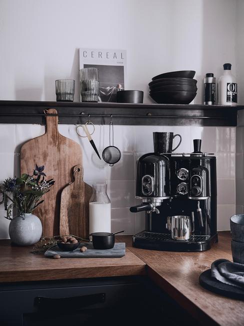 Keuken in boho stijl met houten blad en houten snijplank
