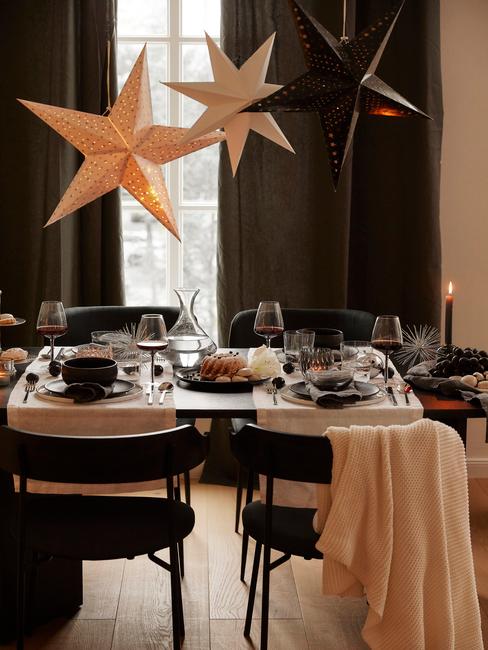 Gedekte tafel met serviesset en kerstdecoratie