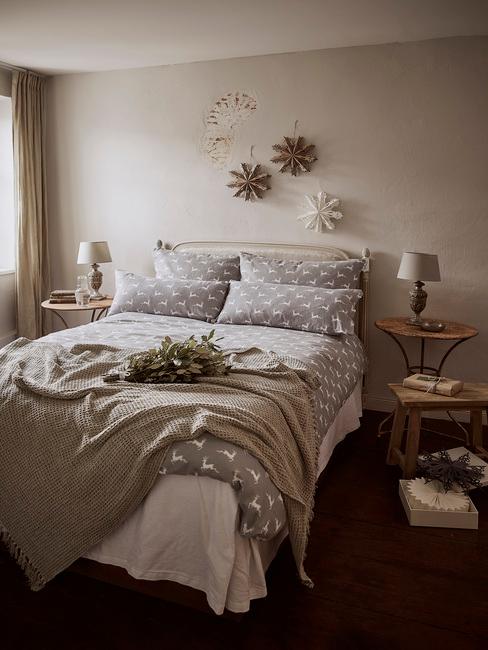Slaapkamer in beige met grijs beddengoed en kerstdecoratie