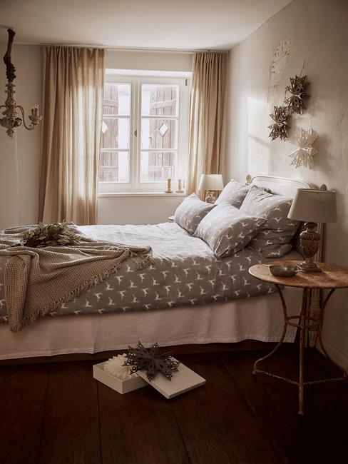 Slaapkamer in beige met grijs beddengoed en kerstdecoratie