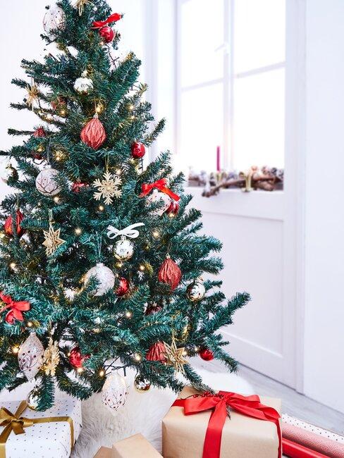 kerstboom met rode versiering