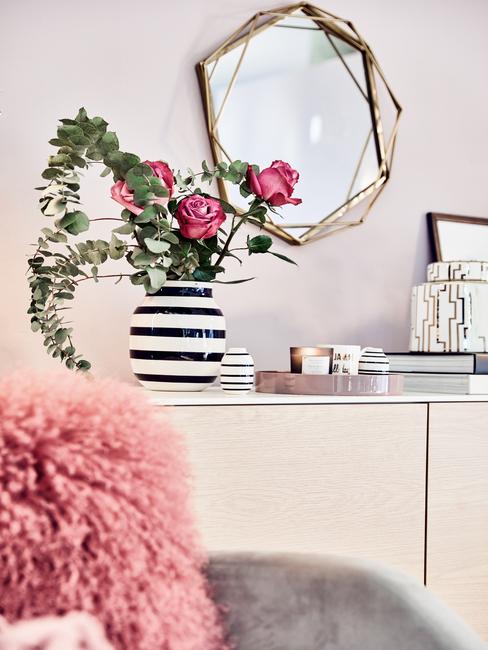 Vaas decoratie: vaas in zwart-witte strepen met bloemen op het dressoir