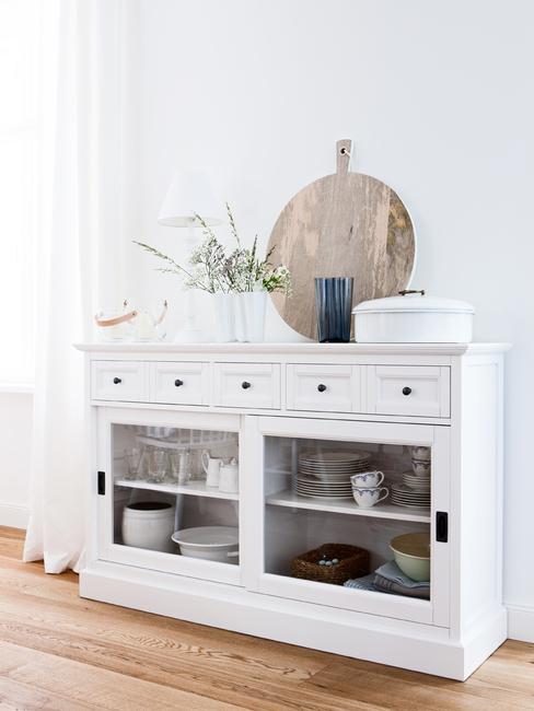 Witte dressoir in woonkamer in wit met houten decoratie elementen