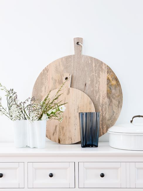 Houten decoratieve snijplanken in een woonkamer op een salontafel