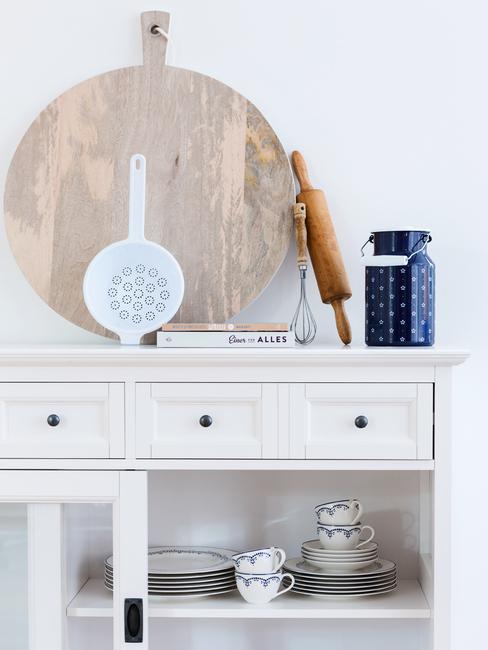 Houten decoratieve objecten in een woonkamer op een salontafel