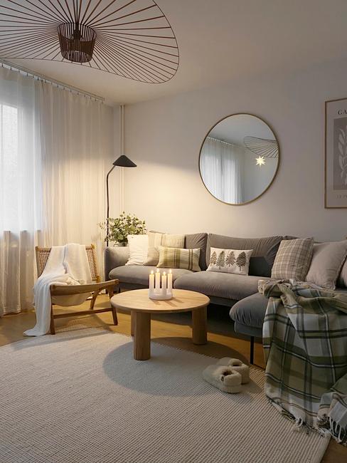grijze sofa met plaid