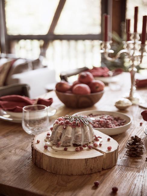 kersthapjes op een houten tafel