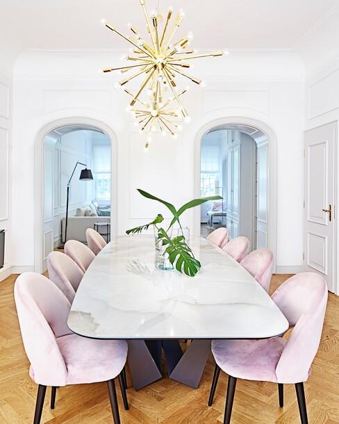 monstera op marmeren eettafel