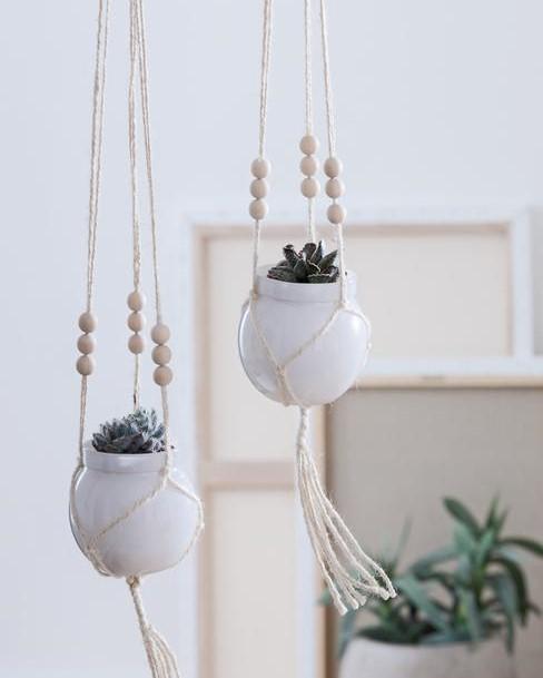 hangplanten in woonkamre