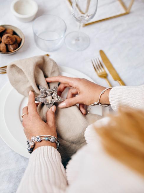 tafelschikking 7 De vrouw schikt het servet