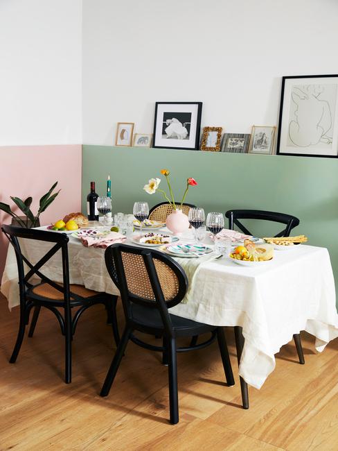 Gedekte tafel met wit tafelkleed en witte serviesset met bestekst in zilver kleur