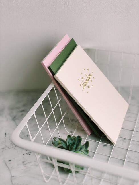 Neutrale tinten: mand met accessoires en notitieboek