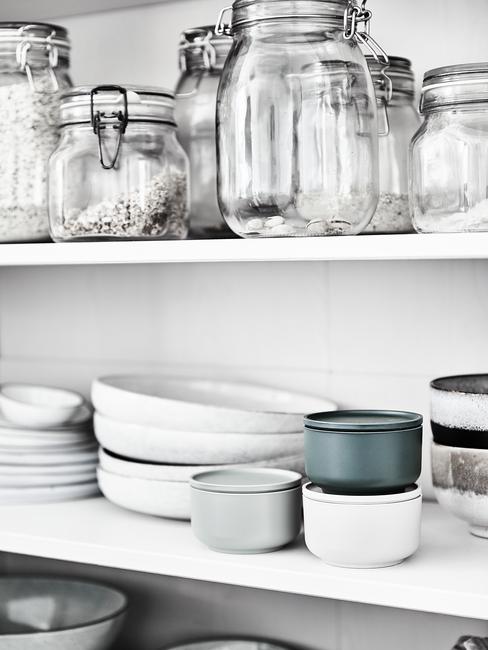 scandinavische keuken witte opbergkast met groene en doorzichtige opbergbakjes