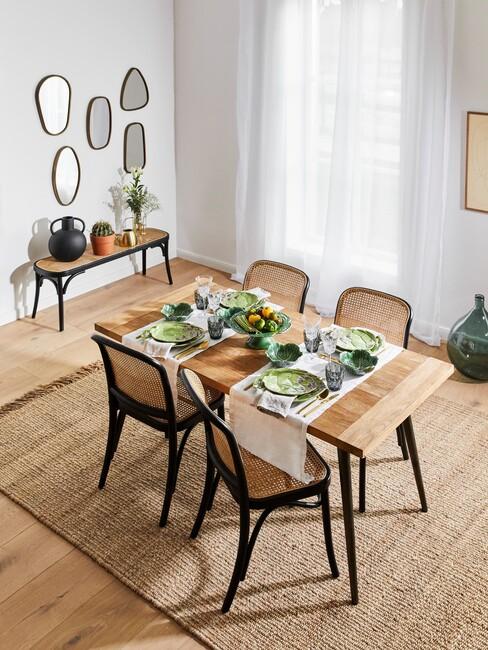 houten tafel gedekt met groen servies volgens de etiquette