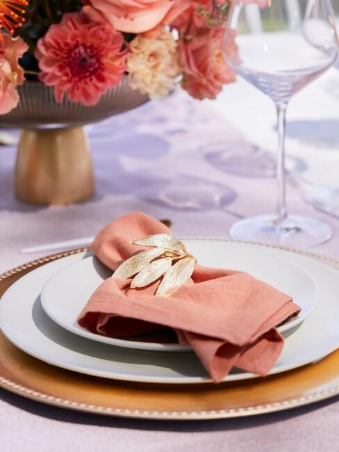 paars tafelkleed met servet op bord