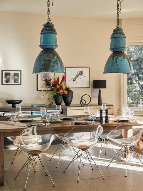 twee robuuste blauwe hanglampen boven eettafel