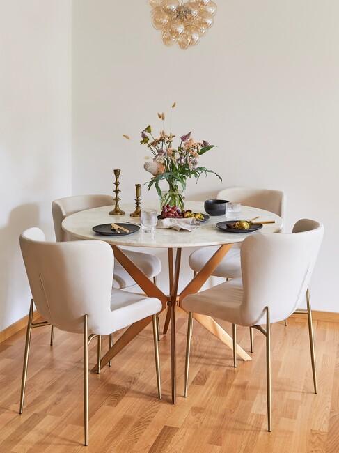 ronde eettafel in woonkamer met vier stoelen