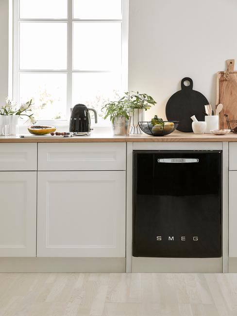 lichte keuken met ingebouwde smeg vaatwasmachine
