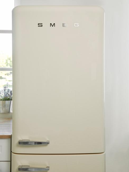 witte smeg koelkast in lichte keuken