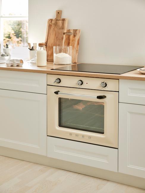 lichte keuken met ingebouwde witte smeg oven