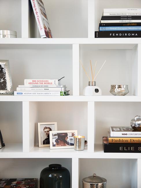 Boekenkast in woit