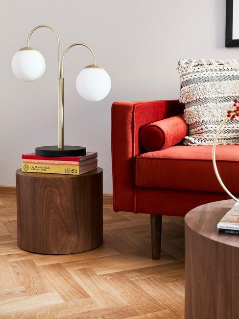 Woonkamer in moderne stijl met comfortabele zitbank naast een houten bijzettafel en tafellamp