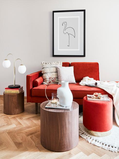 Woonkamer inspiratie in moderne stijl met comfortabele zitbank naast een houten bijzettafel en tafellamp