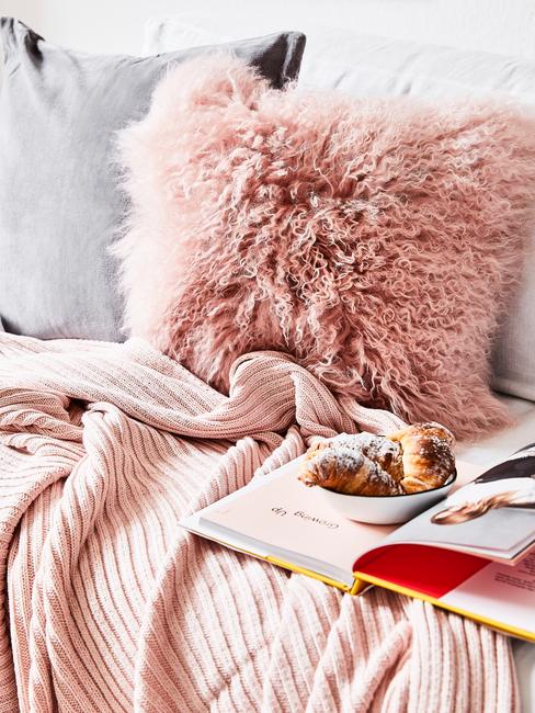 Zachte sierkussen in roze en plaid