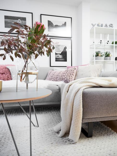 Comfortabele zitbank in grijs met zachte plaid in beige