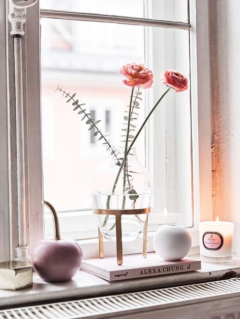 Raamdecoratie woonkamer met takken in vaas