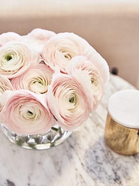 Rozen in vaas op sideboard