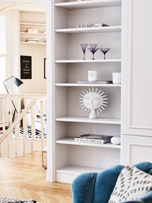 Witte boekenkast in woonkamer