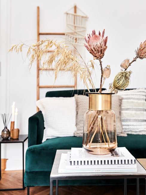 Vaas in goud kleur op houten salontafel