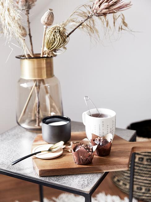 Houten eettafel met grote vaas