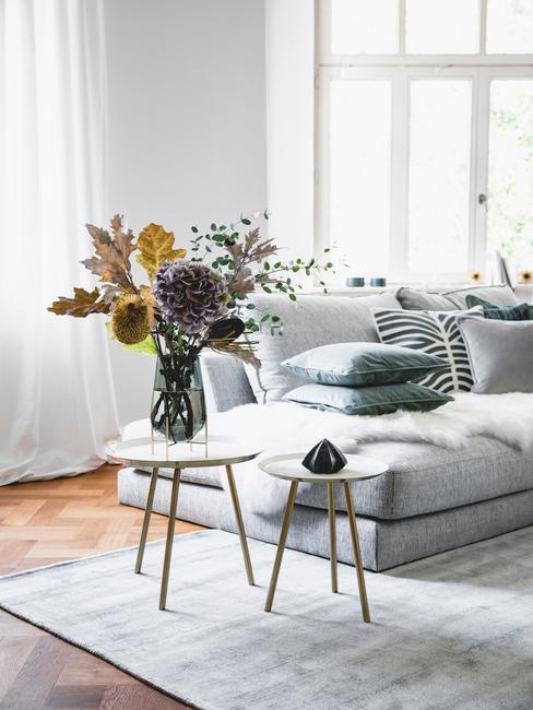 Vaas met bloemen op salontafel in wit in scandi stijl
