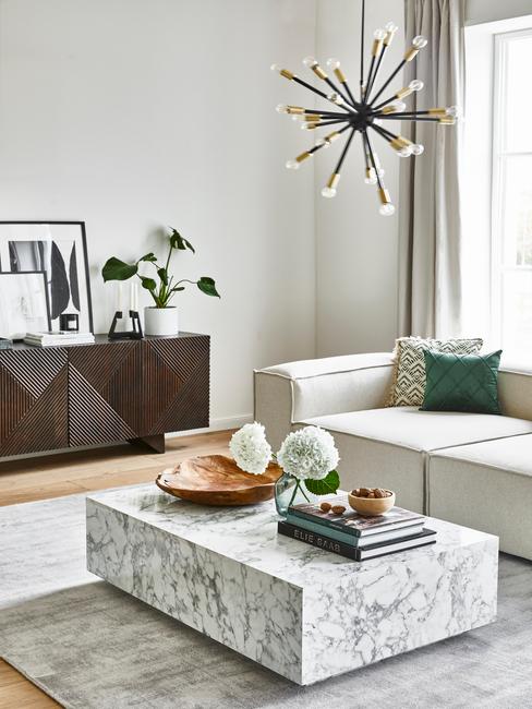 donkerhouten dressoir marmeren salontafel spike lamp en lennon sofa