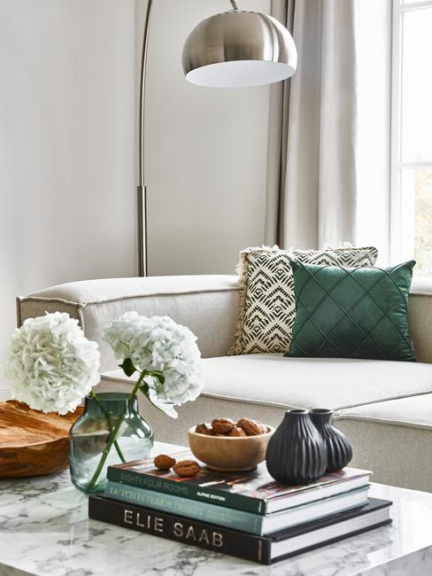lichte lennon sofa met sierkussen en vasen