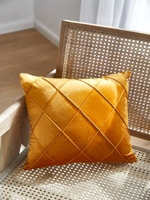 rotan houten stoel met geel kussen