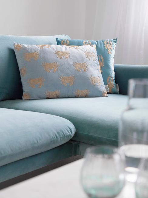 blauwe bank met blauwe sierkussens