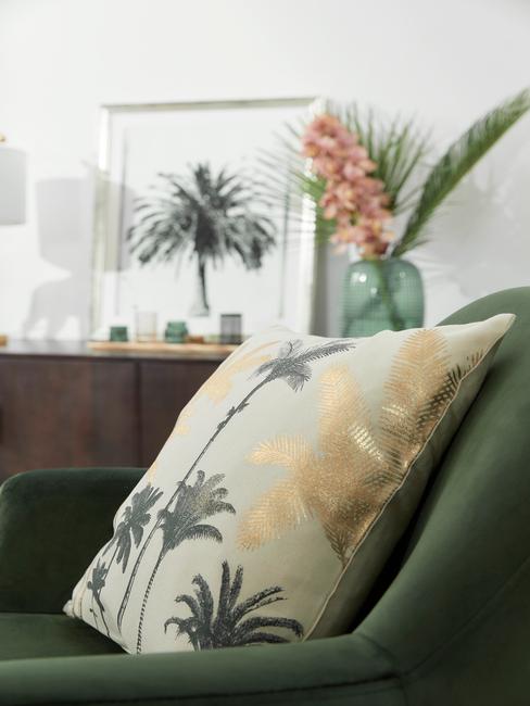 groene velvet armleunstoel met groen kussen met print