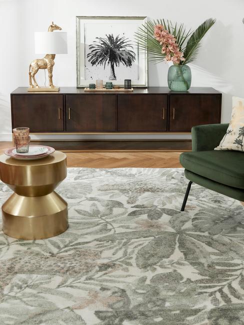 woonkamer met jungle groen tapijt en gouden bijzettafel