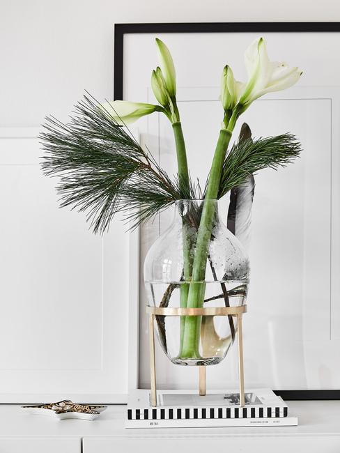 decoratieve vaas met groene plant en bloem in de woonkamer